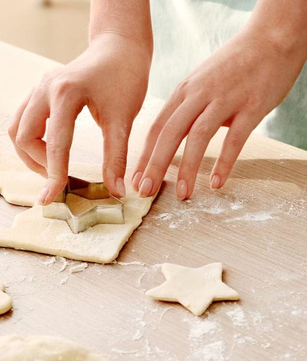 Hazte con unos cortapastas con fromas de estrella, de árbol...