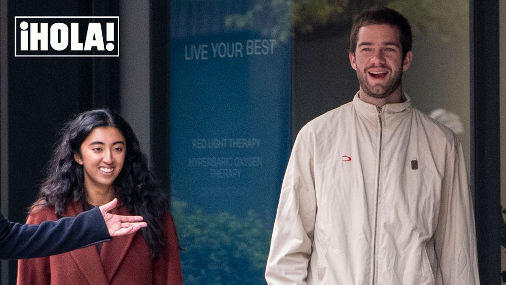 Agarrados de la mano, entre carantoñas y bromeando, así les hemos visto en su salida por Londres