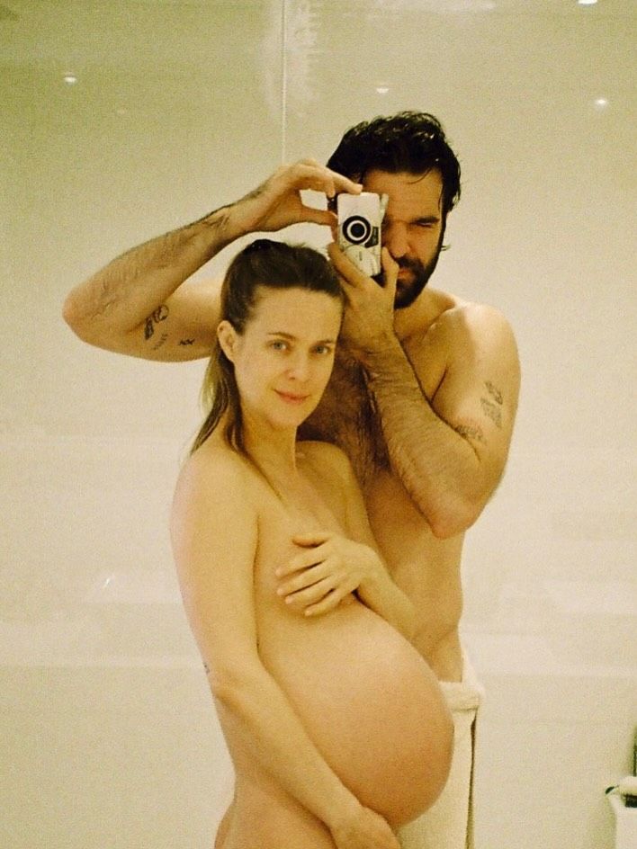 La pareja, antes de dar a luz, posando ante el espejo