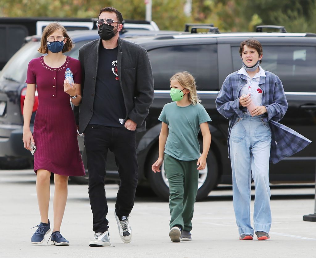 Ben Affleck con sus hijos Seraphina, Violet y Samuel paseando por Los Ángeles