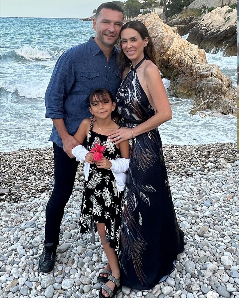 Jacky Bracamontes y Martín Fuentes con su hija Renata