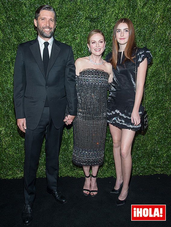 Julianne Moore con su hija y su marido