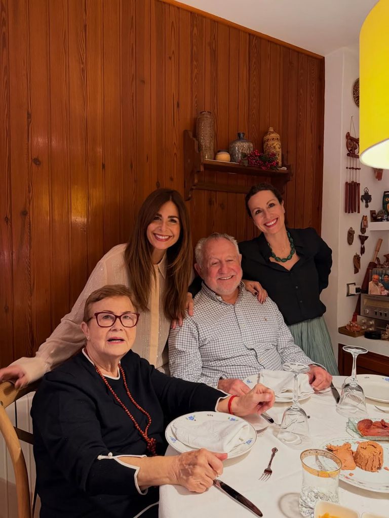 Nuria y Ruth Roca con sus padres