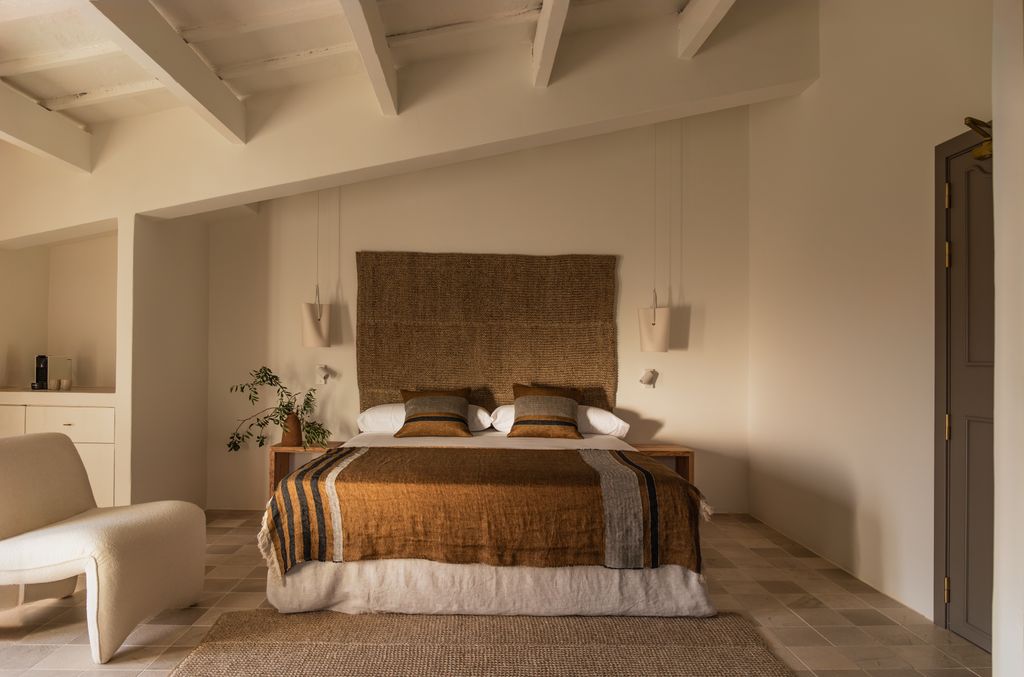 Dormitorio de estilo mediterráneo con cabecero de fibra