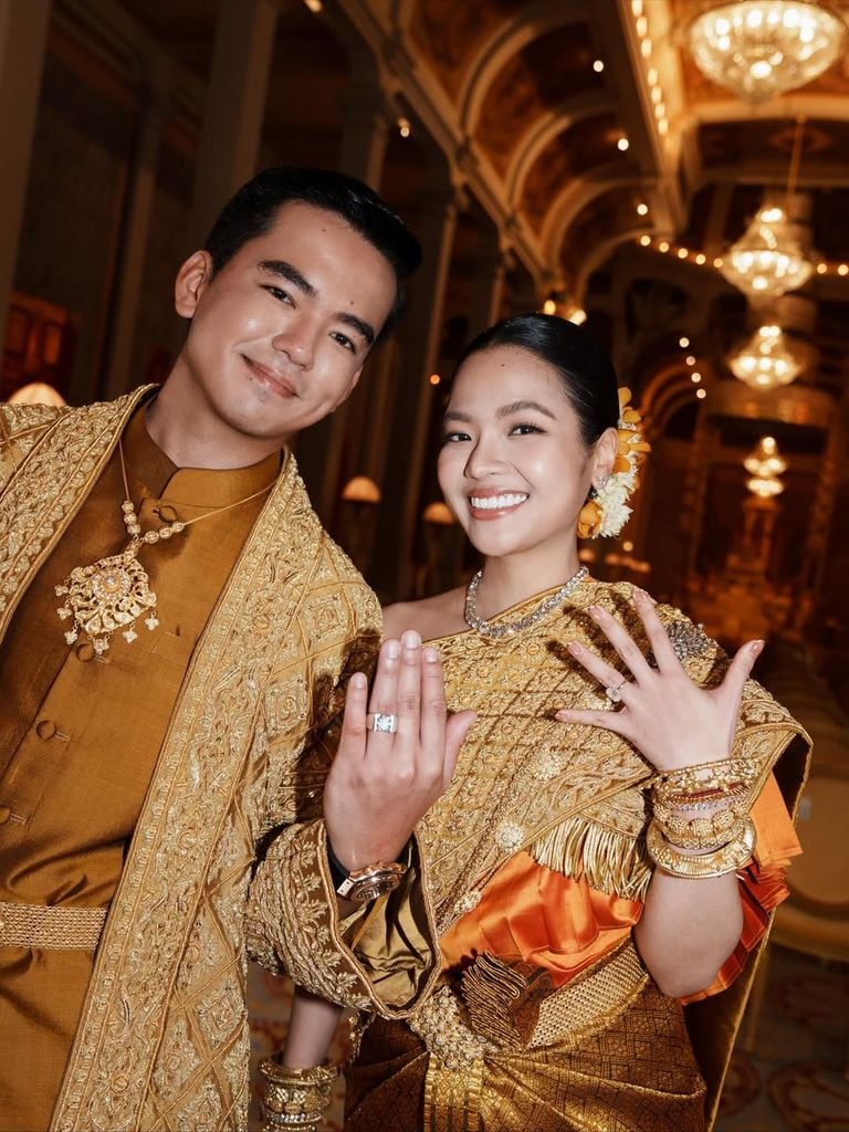 Los recién casados mostrando sus anillos matrimoniales