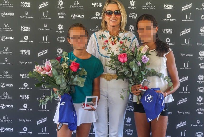 La competición combina una primera fase de grupos con un cuadro principal y otro de consolación