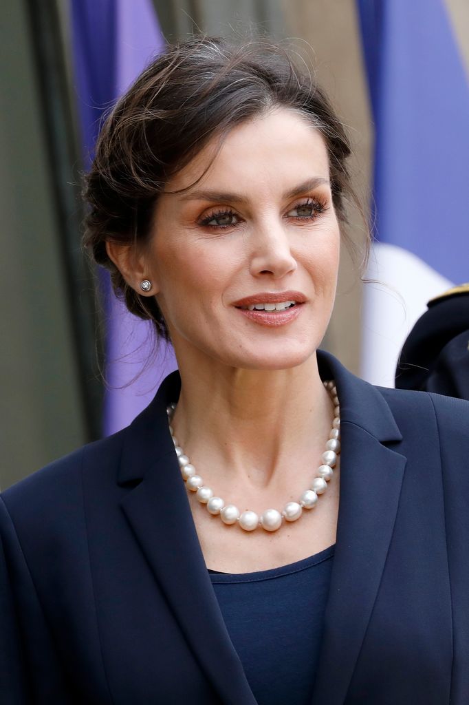 Doña Letizia en el Palacio del Elíseo, haciendo uso del collar de perlas de Isabel II