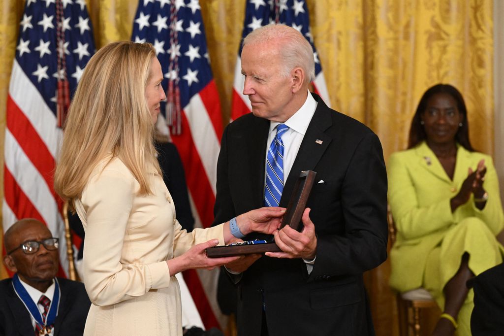 Joe Biden presents con Laurene Powell Jobs entregándole una medalla por su labor