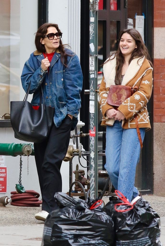 Katie Holmes y su hija Suri dando un paseo por el barrio SoHo de Manhattan.