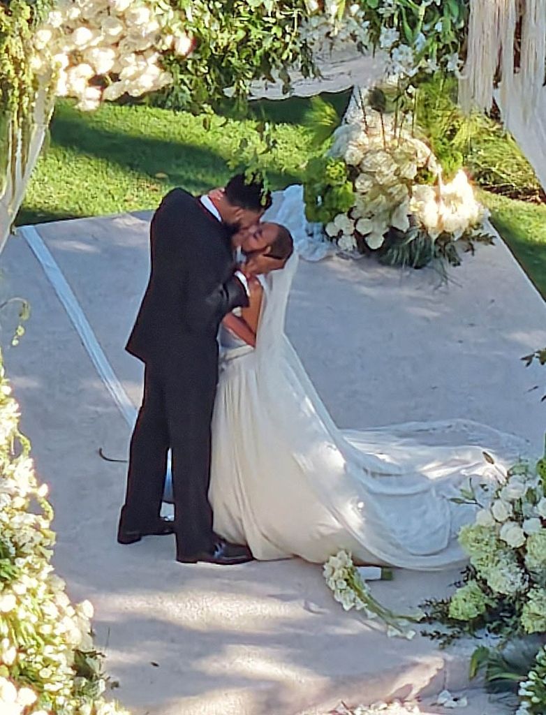 Jordyn Woods y Karl-Anthony Towns se casaron durante una íntima y exclusiva ceremonia nupcial repleta de estrellas en Malibú, California. La pareja intercambió votos rodeada de familiares, amigos cercanos y varios amigos y compañeros de equipo de la NBA de Towns.