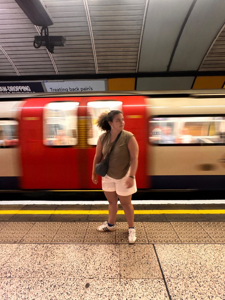 Una foto improvisada en el metro deja ver a Lucerito como una turista más.