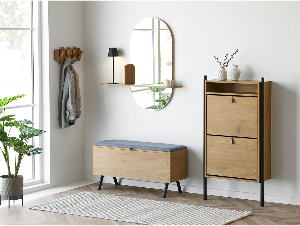 Recibidor con muebles de madera y espejo ovalado