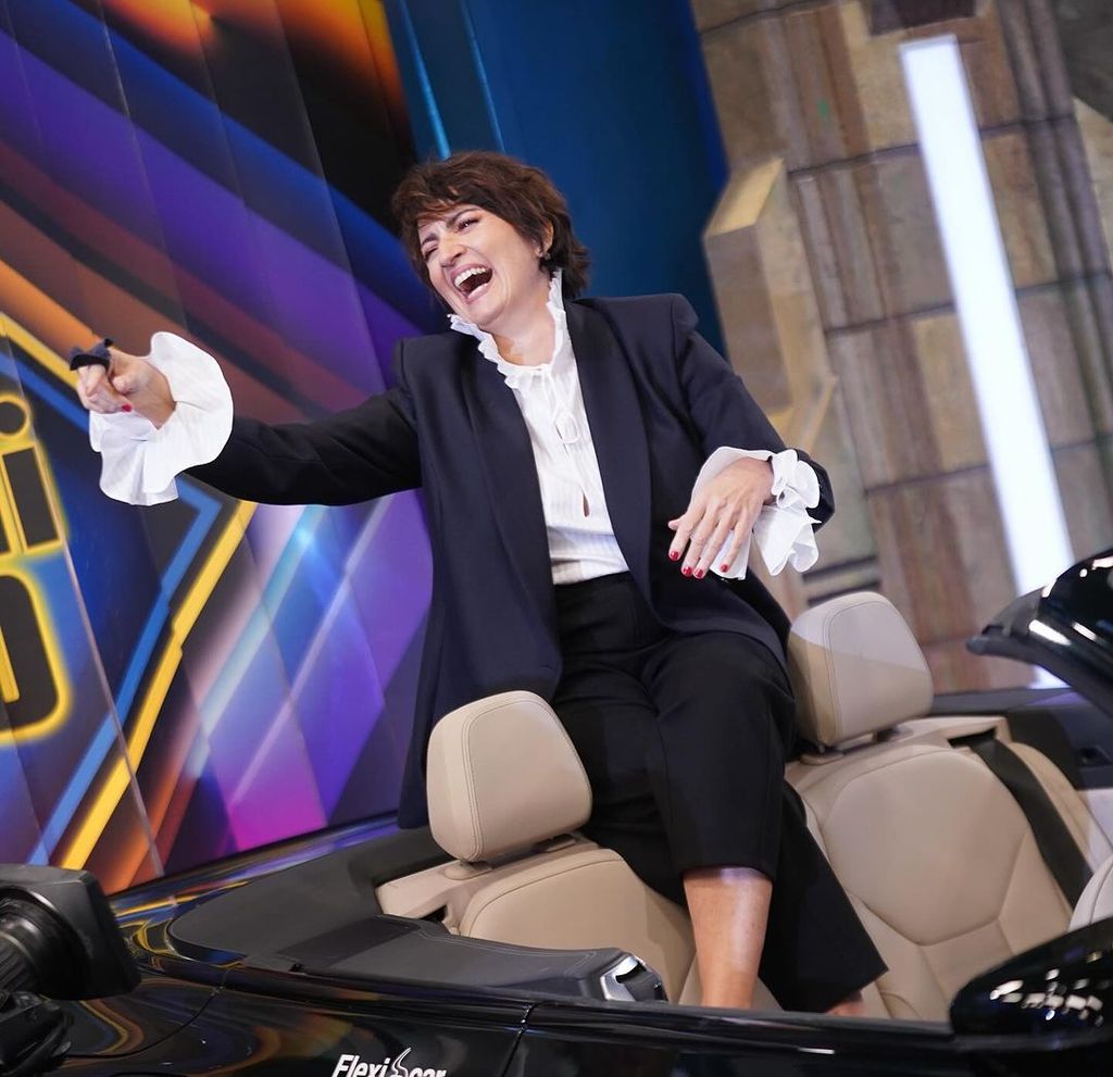 Plano medio de Silvia Abril en El Hormiguero subida en un coche