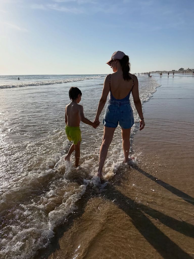 Eva González, paseando con Cayetano por la playa