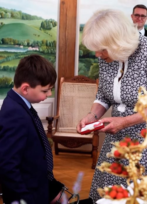 Camilla condecora a Tony con la Medalla del Imperio Británico