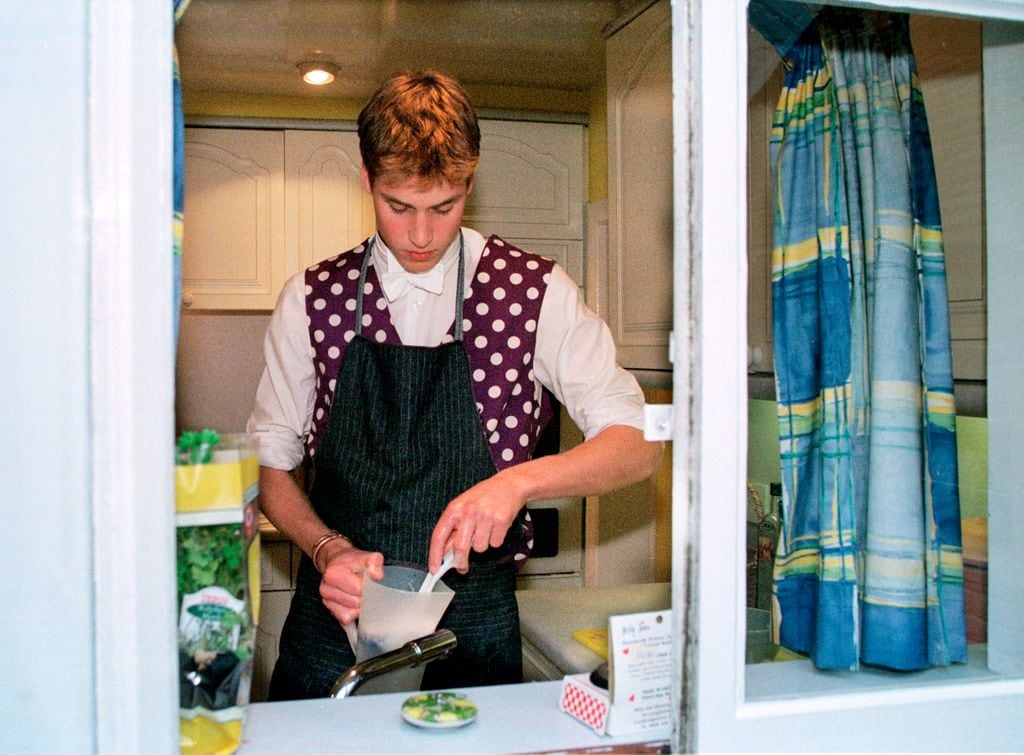 El príncipe Guillermo cocinando durante sus años de internado en el colegio Eton.