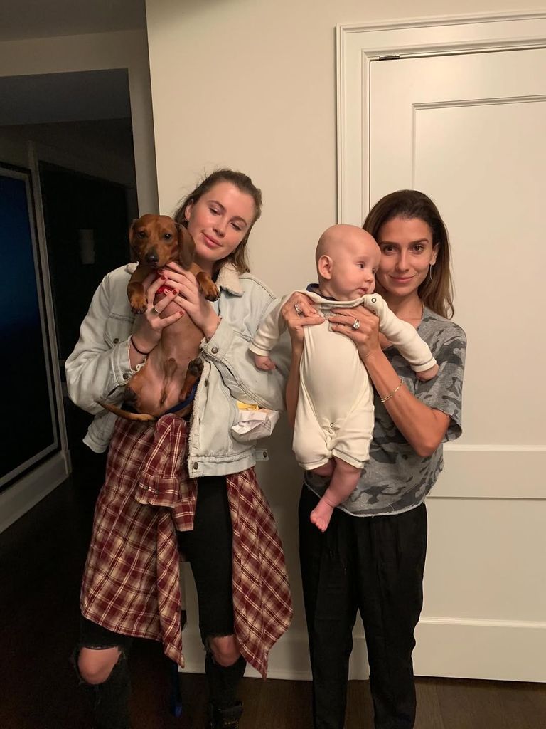 Ireland Baldwin con la mujer de su padre, Hilaria, su sobrina y su mascota