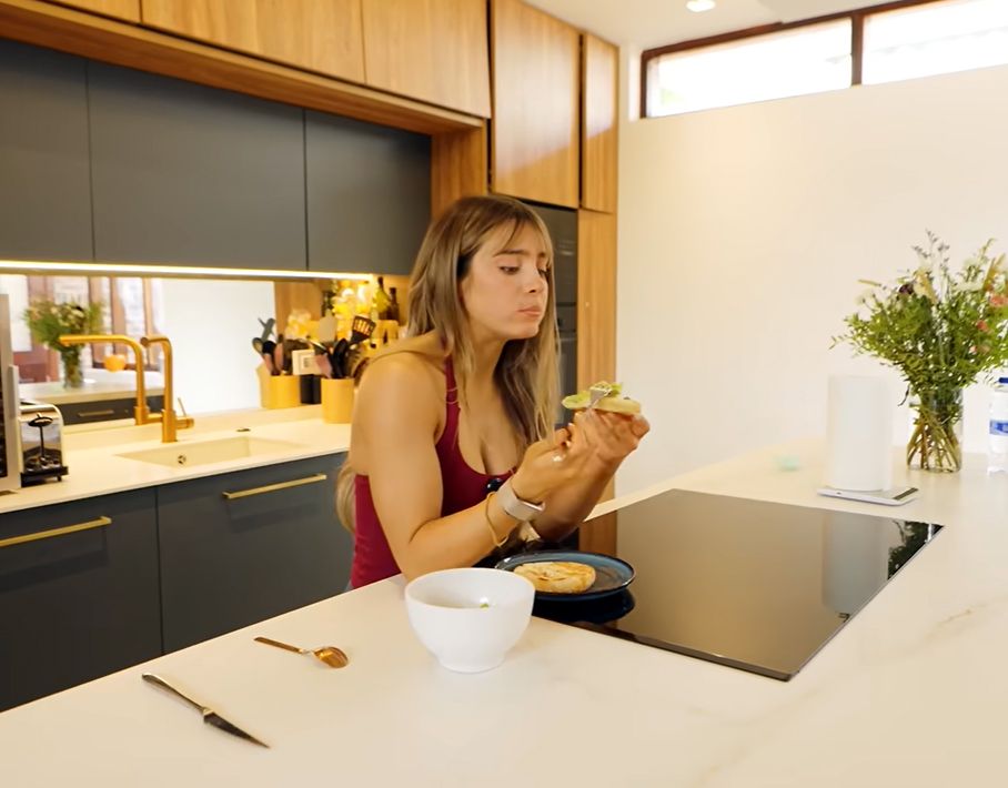 La incluencer opta por un desayuno a base de tostadas con guacamole casero y un yogur proteico.