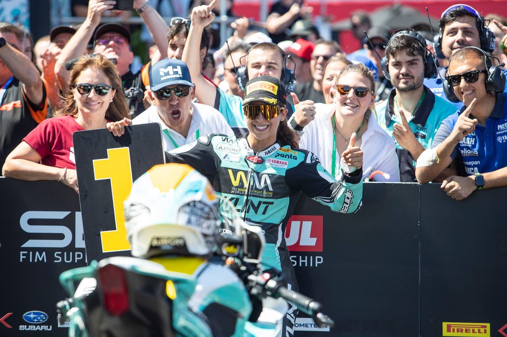 María Herrera posa junto a su equipo tras ganar el campeonato de motociclismo femenino