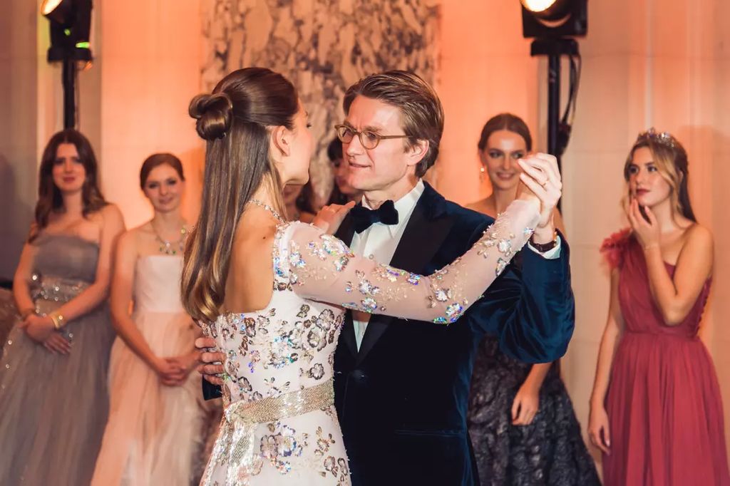 Hélène d'Orleans en Le Bal, el Baile de Debutantes, 2022, París.