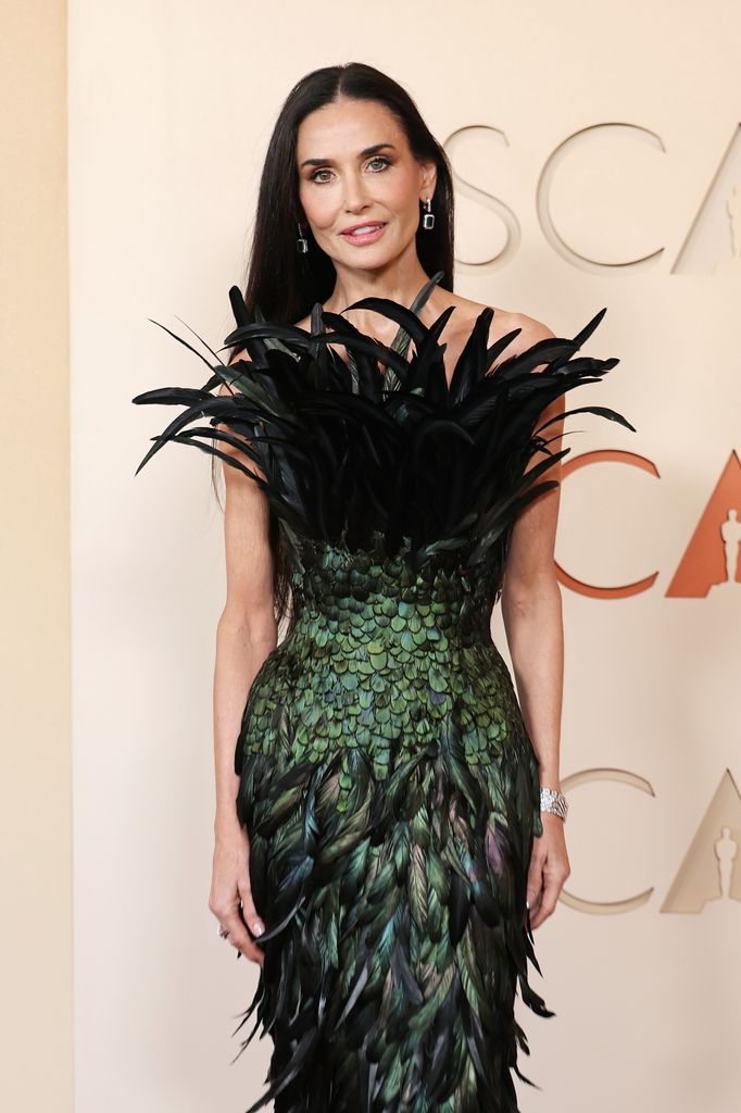 Demi Moore en la alfombra roja de los Oscar.