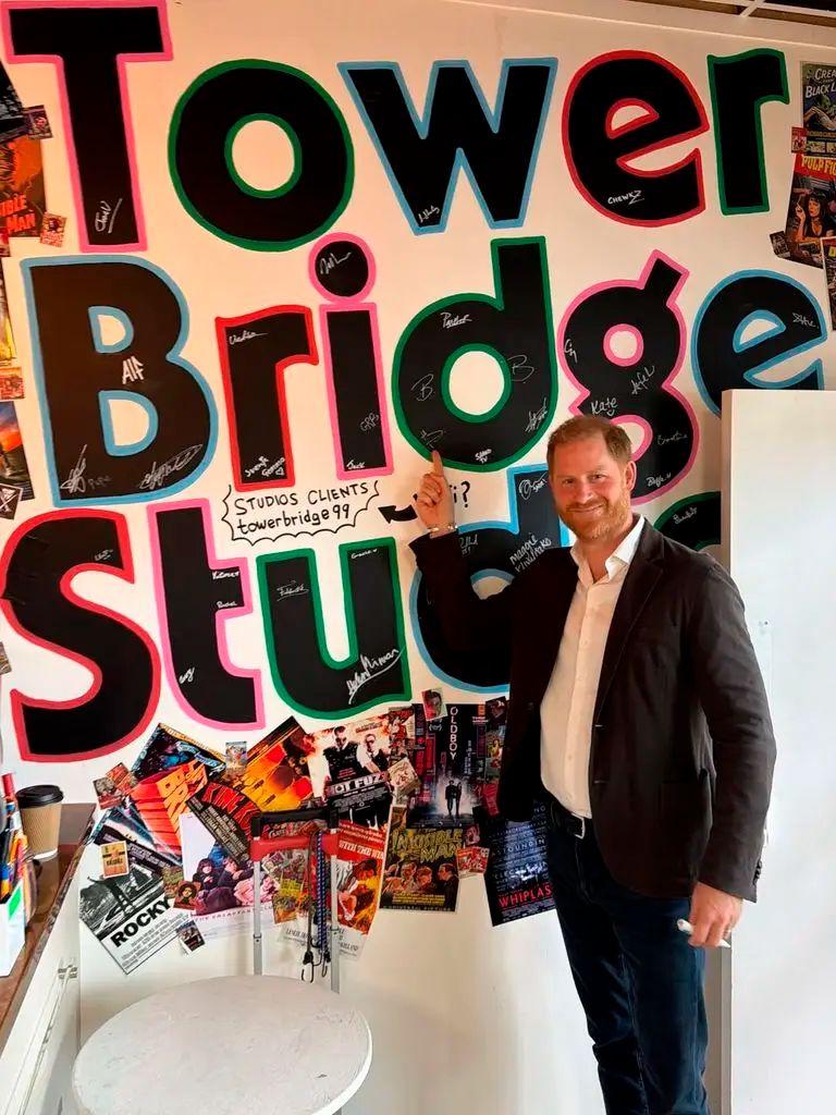 El príncipe Harry fue fotografiado firmando el muro de visitas de los estudios ubicados en Londres, pero las fotos del encuentro ya fueron eliminadas de la cuenta.