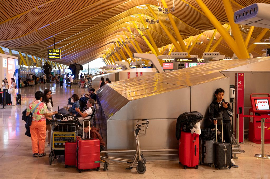 Pasajeros esperando en el aeropuerto de Barajas 