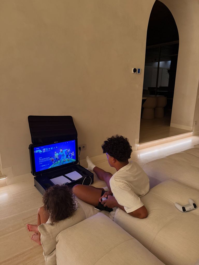 Los hijos de Georgina y Cristiano en su casa de Cascais