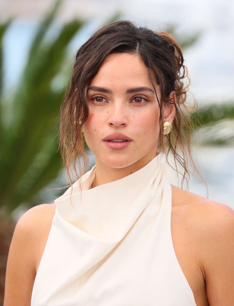 Adria Arjona apuesta por un 'messy bun´