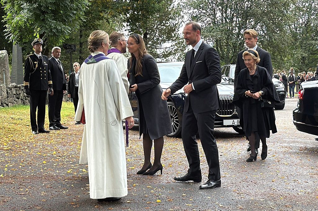 La familia real noruega saludando a los oficiantes de la ceremonia en honor del rey Harald 