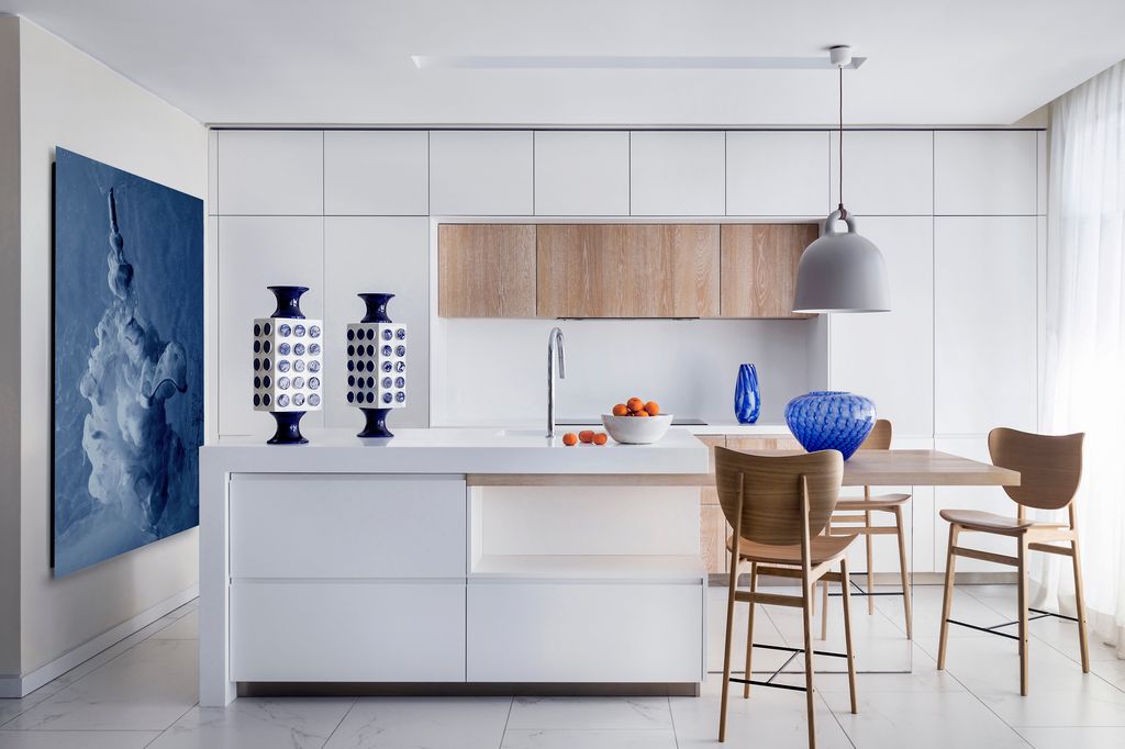 Cocina con isla central, arte y mucho estilo
