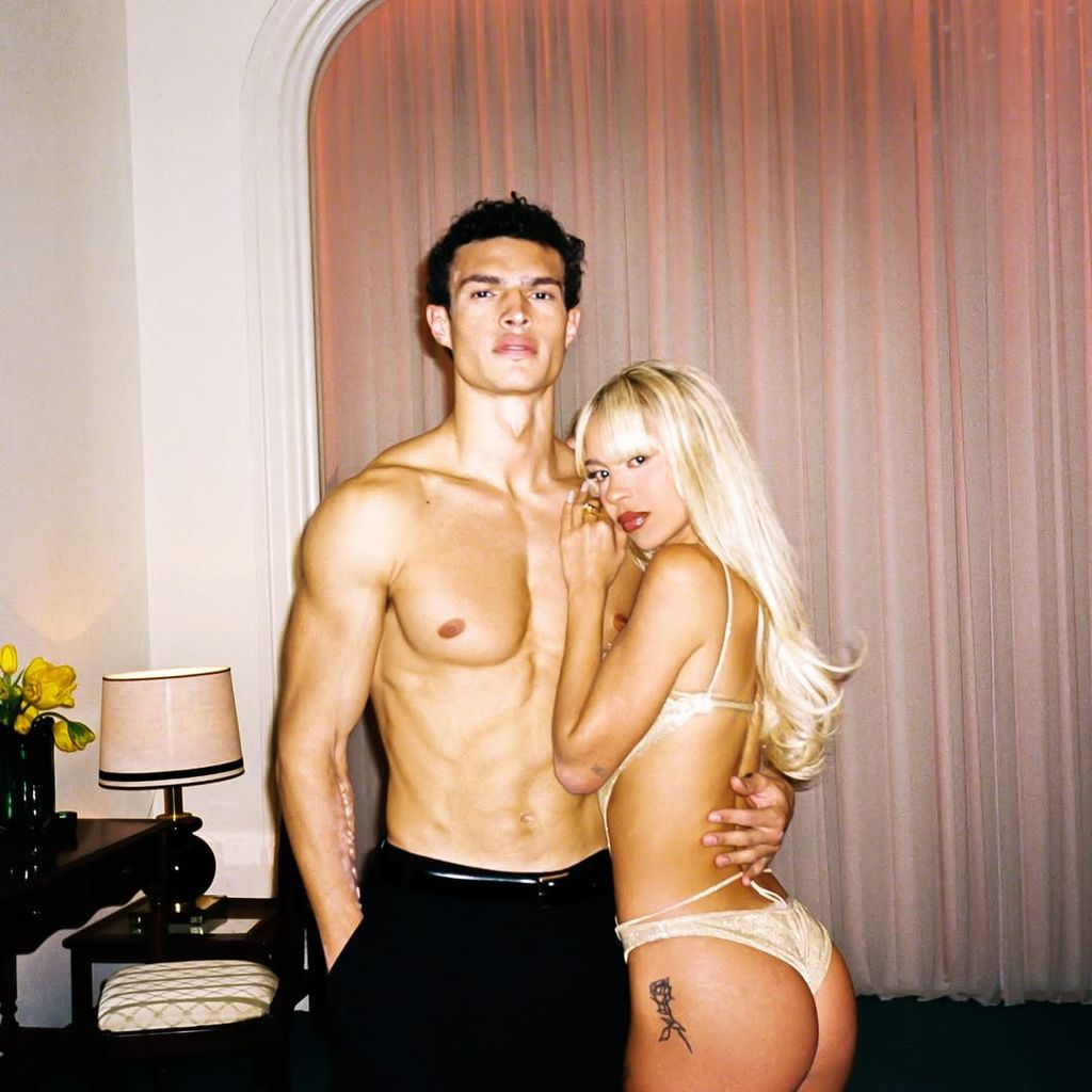 Bad Gyal y Noah Luis Brown en el videoclip de 'Un coro y ya'