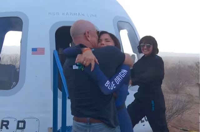Lauren Sánchez y Jeff Bezos comparten un abrazo tras el viaje al espacio