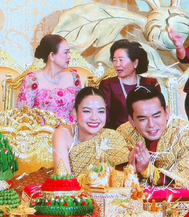 Los novios agradeciendo los presentes recibidos