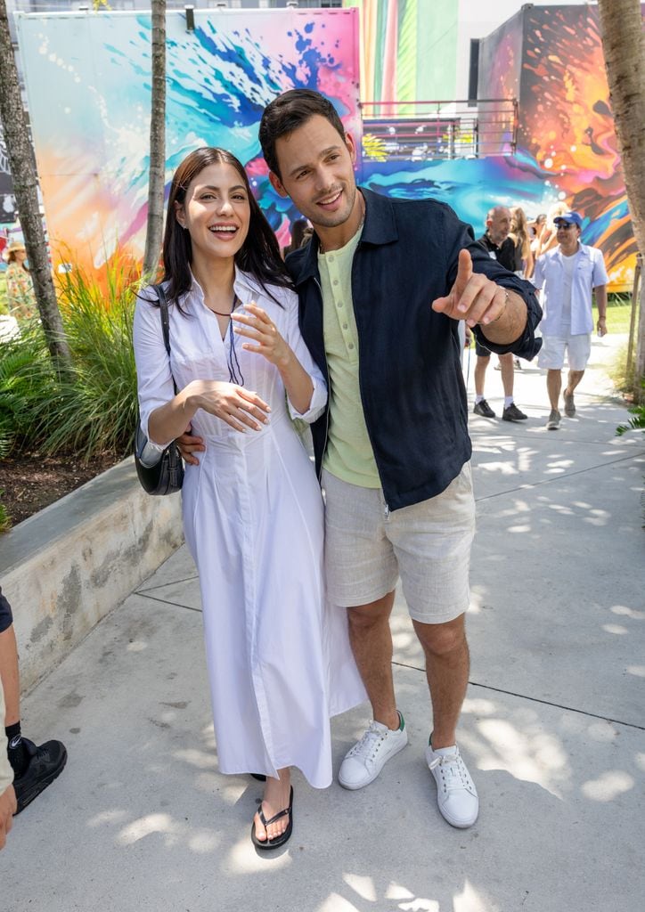 Barbara Lopez y Emmanuel Palomares durante la filmación de 'Los Hilos del Pasado'
