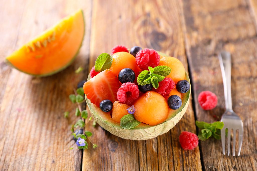 Aprovecha la fruta que esté de temporada para preparar una buena macedonia.