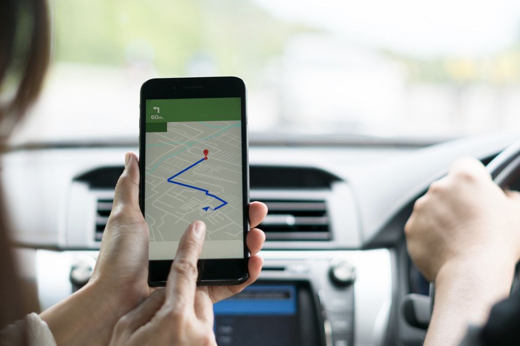 Una pareja usando el GPS en su teléfono móvil durante un viaje por carretera