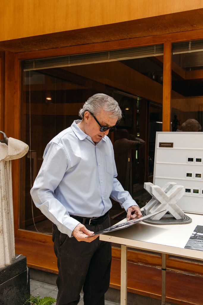 El arquitecto Javier Ramírez Campuzano con el modelo de lentes Origen de la marca Gramo, inspirado en el que usaba su padre en los años sesentas.