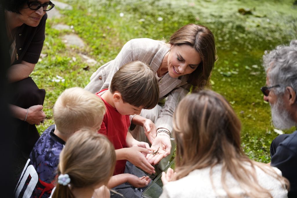 Kate Middleton entrega a unos niños un insecto