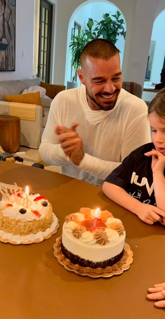 Ricky y Lucía soplando las velitas del pastel; los dos comparten fecha de cumpleaños.