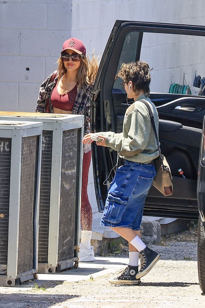 Emme Muñiz reafirmó su estilo relajado en su reciente salida con su mamá.