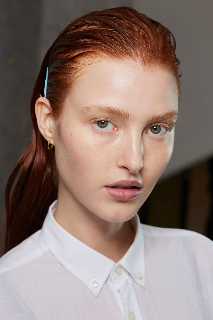 Los tonos rojizos y cobrizos puedes adaptarse a tu tono de piel y cabello. 