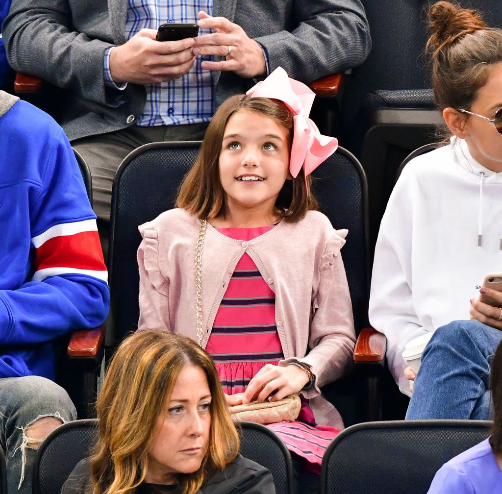 Suri empezó a utilizar accesorios en el cabello que realzaban su look 
