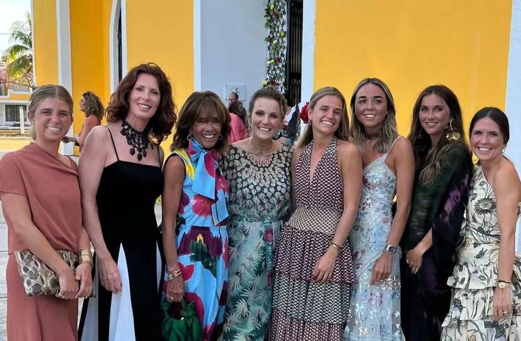 Verónica Mengod, a las puertas de la iglesia, con parte de la familia Oritz-Echagüe y otros invitados