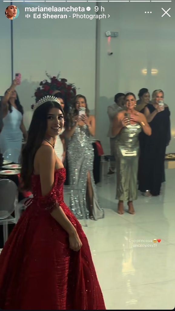 Kailey Levy haciendo su entrada triunfal a la pista de baile de su fiesta.