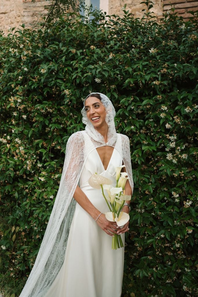 Vestido de novia con capa de encaje y lentejuelas Lorena Panea