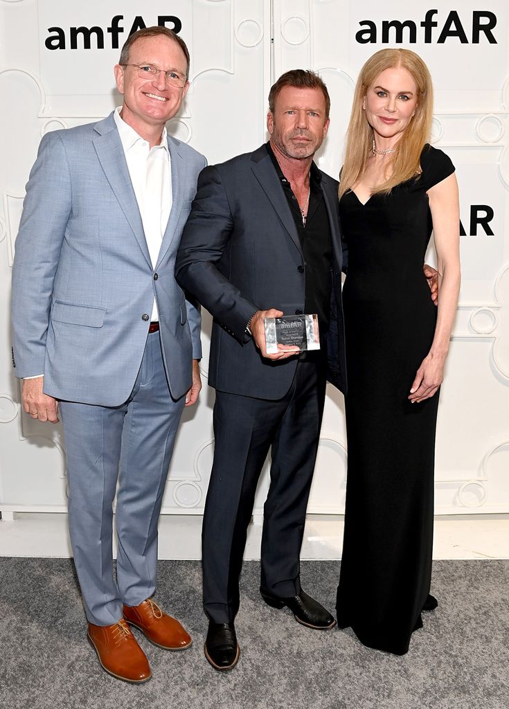 Kyle Clifford, Taylor Sheridan y Nicole Kidman en la amfAR Dallas Gala, en Texas, el 4 de octubre de 2025