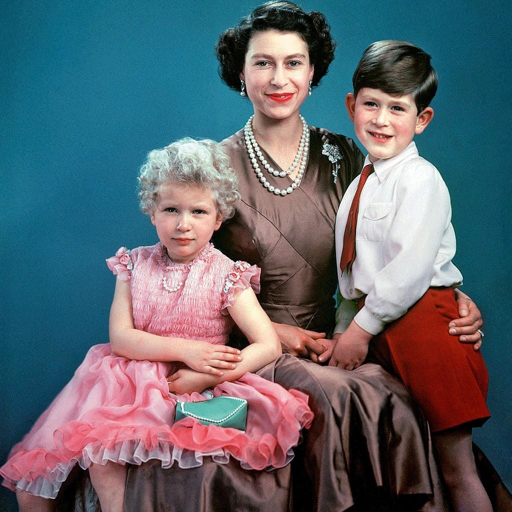 Isabel II HOLA PLUS