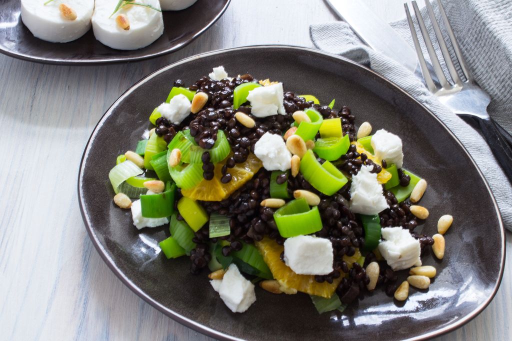 Ensalada de lentejas beluga con queso de cabra y naranja