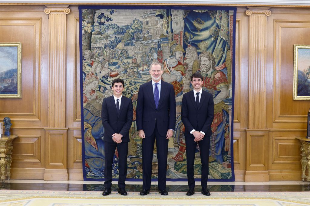 El rey Felipe VI con Marc y Álex Márquez